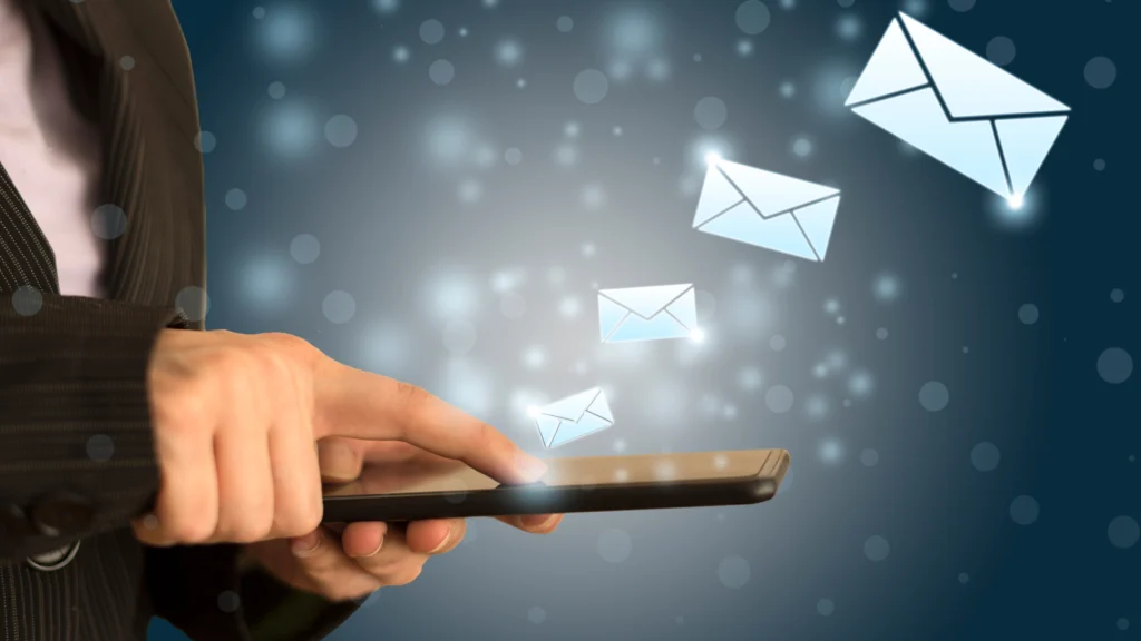 Homme utilisant une application pour programmer l'envoi de SMS