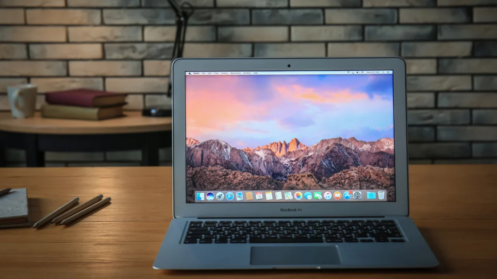MacBook Air allumé affichant le bureau macOS avant réinitialisation