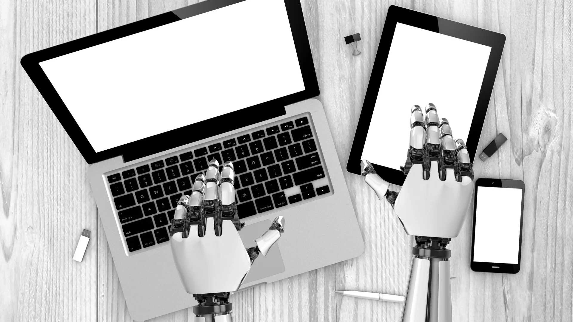 Mains robotiques utilisant un ordinateur portable et une tablette pour illustrer l’utilisation ChatGPT
