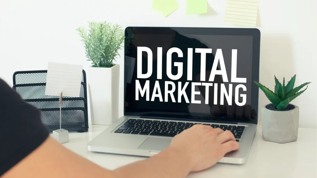 Ordinateur affichant vocabulaire marketing digital sur un bureau professionnel