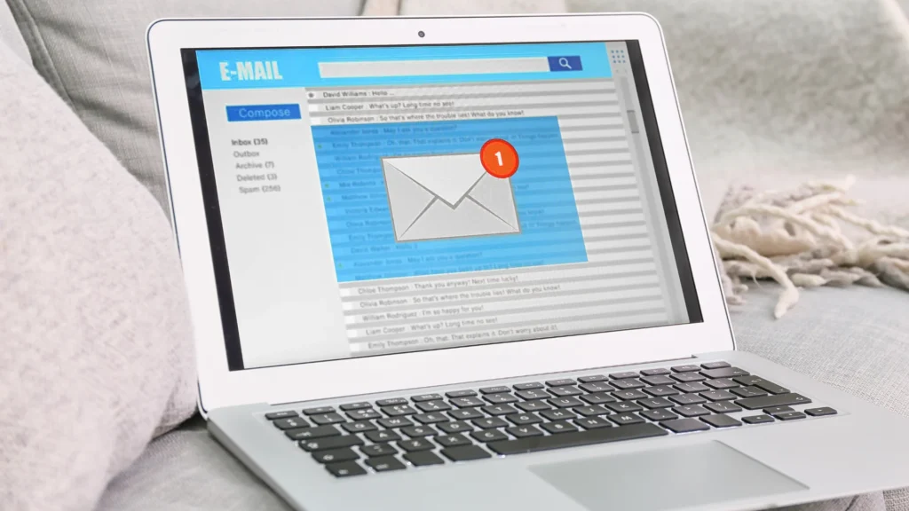 Ordinateur portable affichant une boîte de réception avec une nouvelle notification d'email – adresse gmail jetable