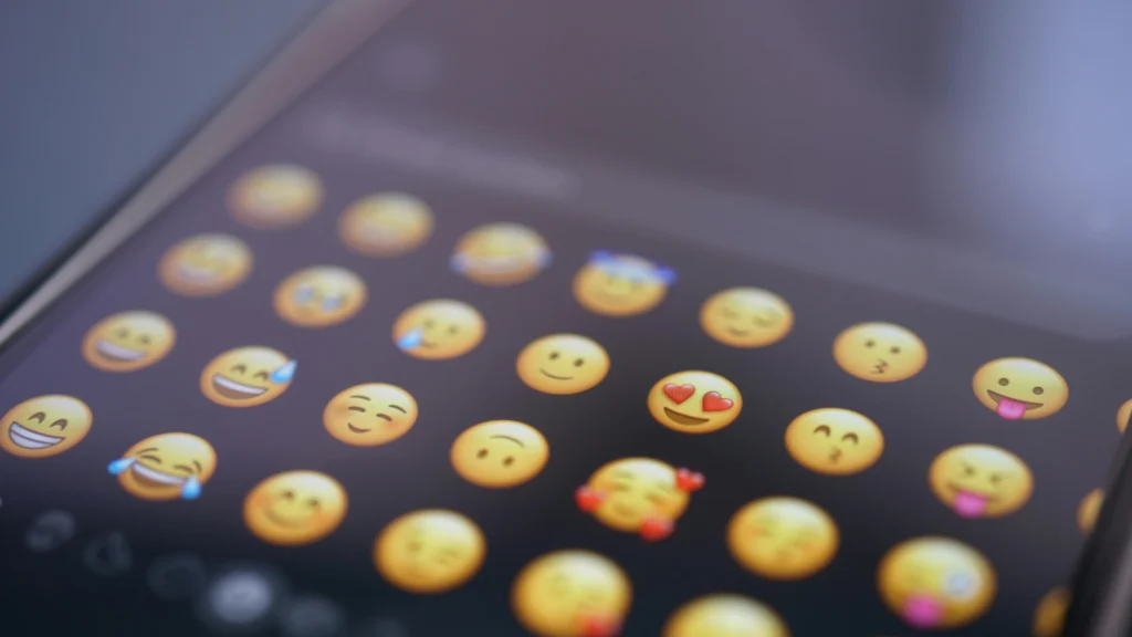 Aperçu d’emojis sur un écran de smartphone – interface utilisateur liée à l’IA emoji