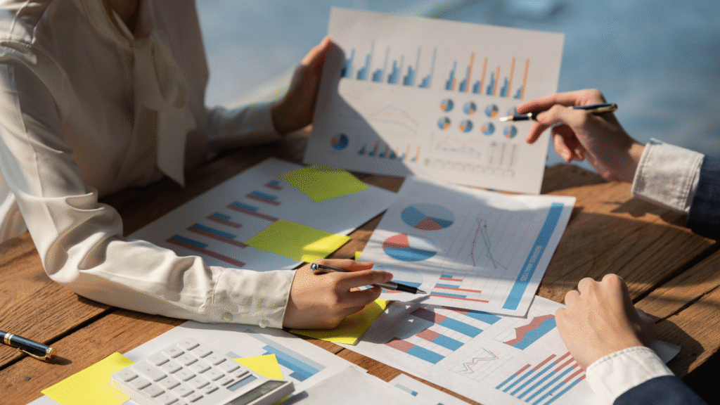 Image illustrant la dichotomie entre outbound marketing et inbound marketing, avec d'un côté des panneaux publicitaires et des appels téléphoniques, et de l'autre des personnes lisant des blogs et interagissant sur les réseaux sociaux.