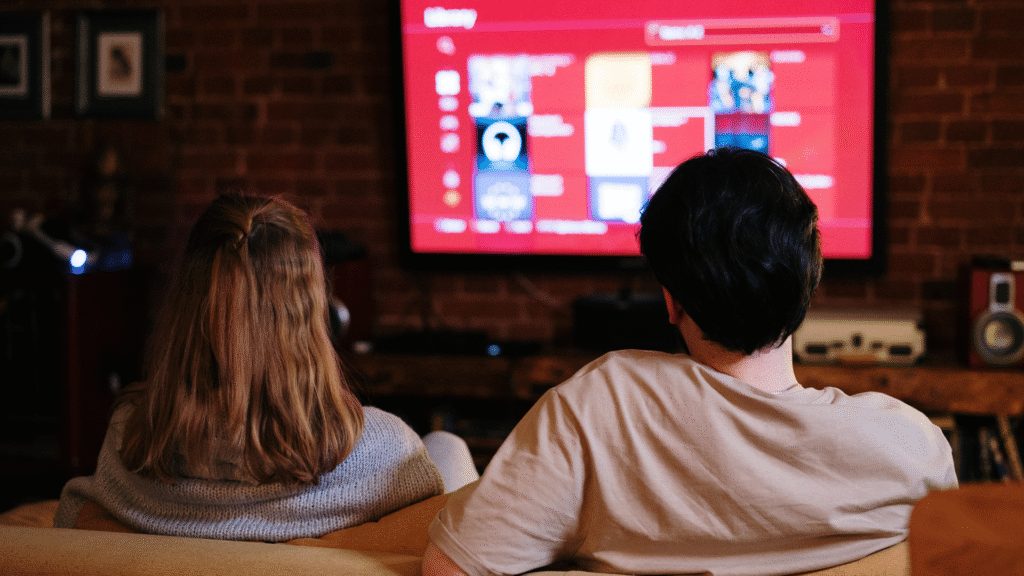 Couple regardant la télévision – écran d’accueil bloqué par code pin tv oublié